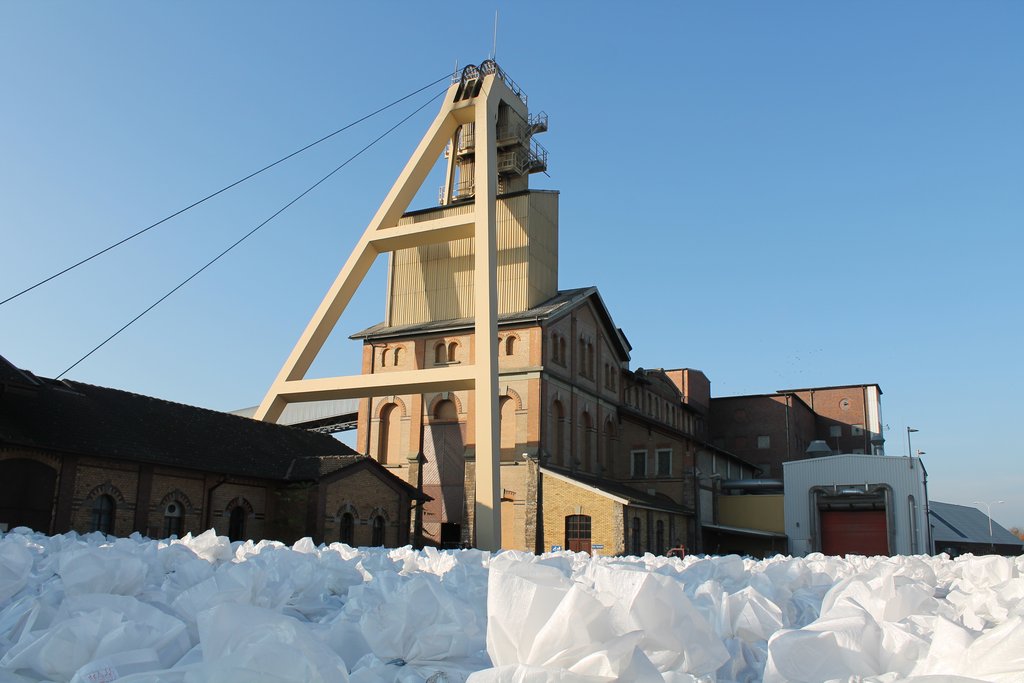 Bildmotiv des Schachts König Wilhelm II., im Vordergrund sind weiße Big Bags zu sehen