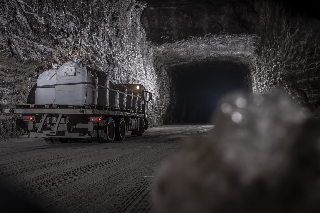 Bildmotiv des untertägigen Transports von Big Bags mittels eines LKWs