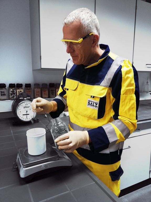 Bildmotiv eines Labor-Mitarbeiters bei der Analyse eines Abfallstoffs