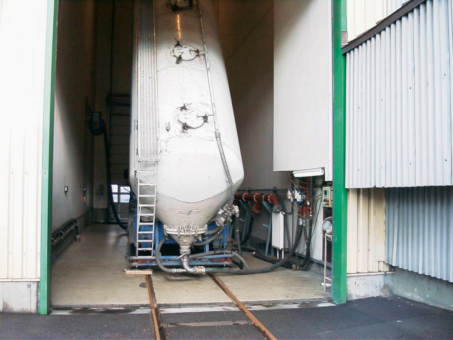 Bildmotiv eines Silo-LKWs bei der Anlieferung von Abfällen