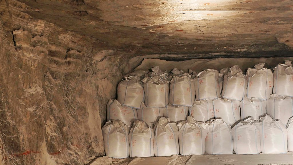 Bildmotiv von unter Tage eingelagerten weißen Big Bags