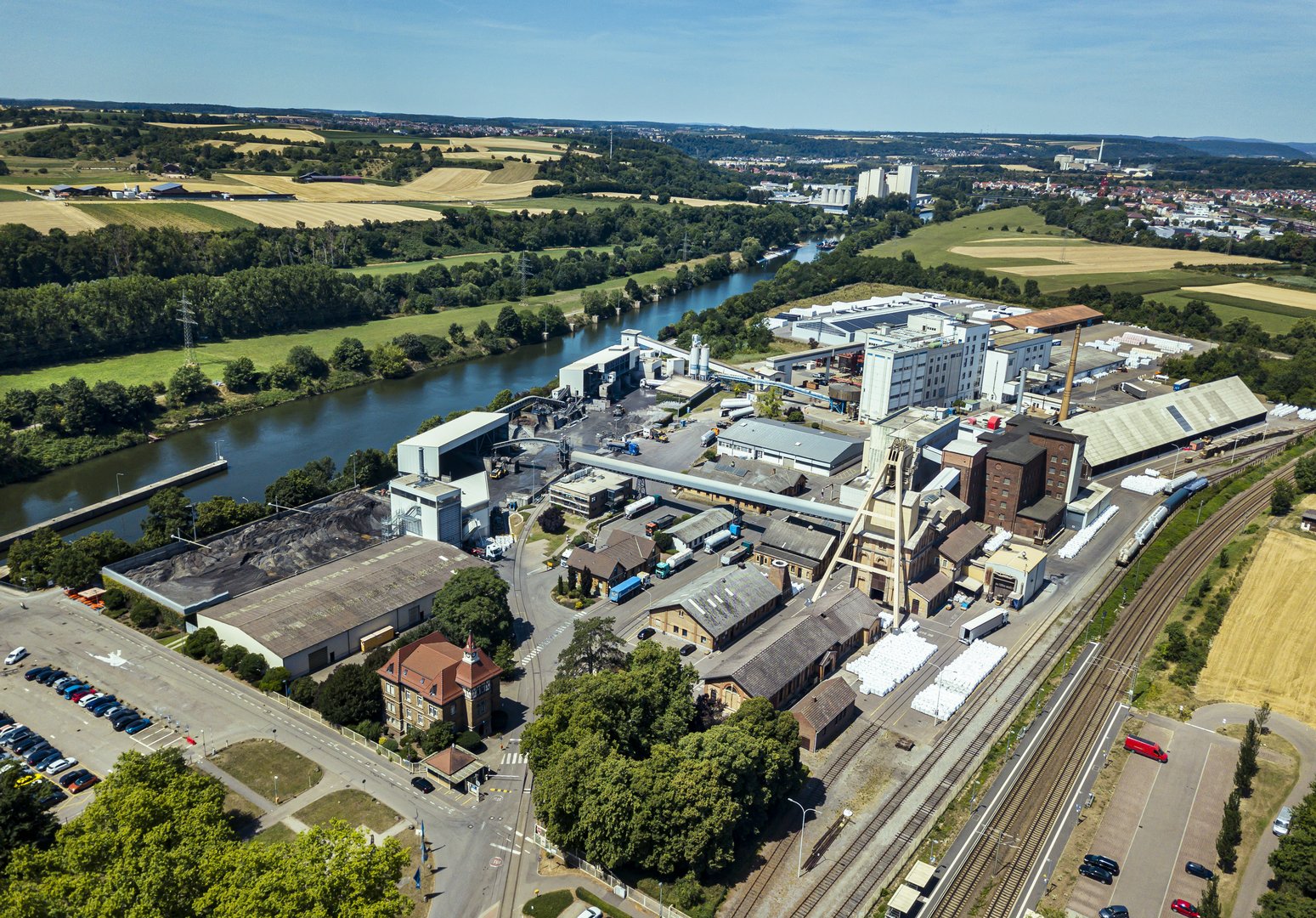 Luftbild des Bad Friedrichshaller Standorts, mit Schachtgebäude, Produktion, Verwaltung und Lagerhallen