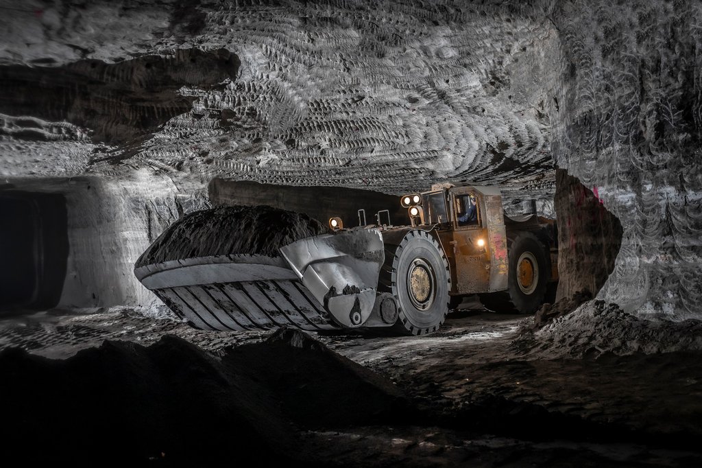 Bildmotiv eines Laders, der das Schüttgut unter Tage zu seinem Verbringungsort transportiert